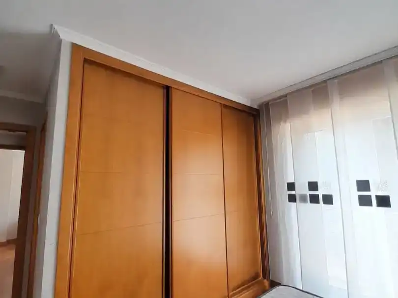 Schlafzimmer von Wohnung zur Miete in Santiago de Compostela  mit Balkon