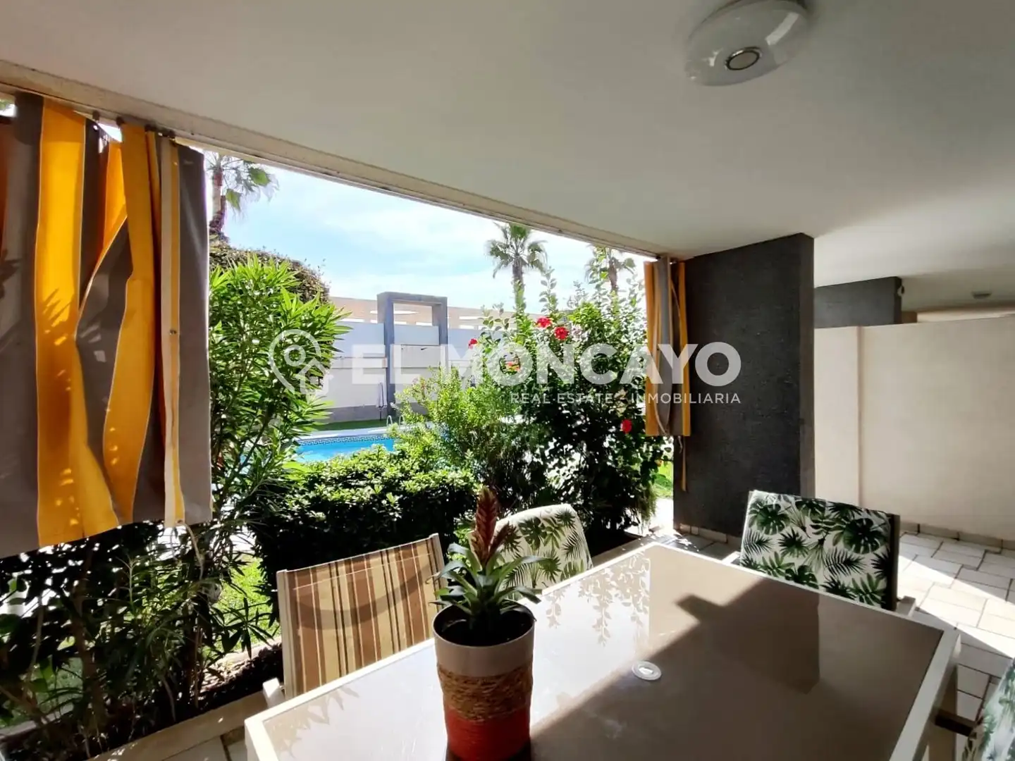 Bajo con piscina en venta en La Mata