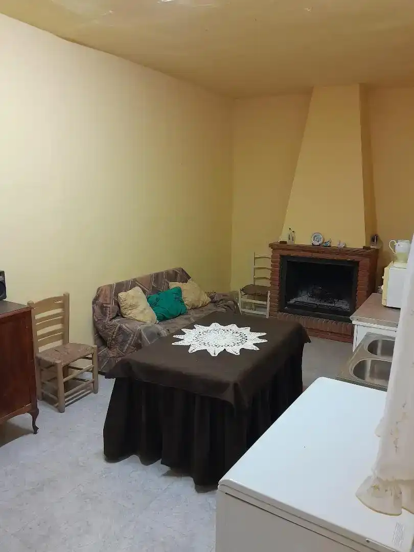 Sala d'estar de Casa adosada en venda en Arroyo del Ojanco amb Balcó