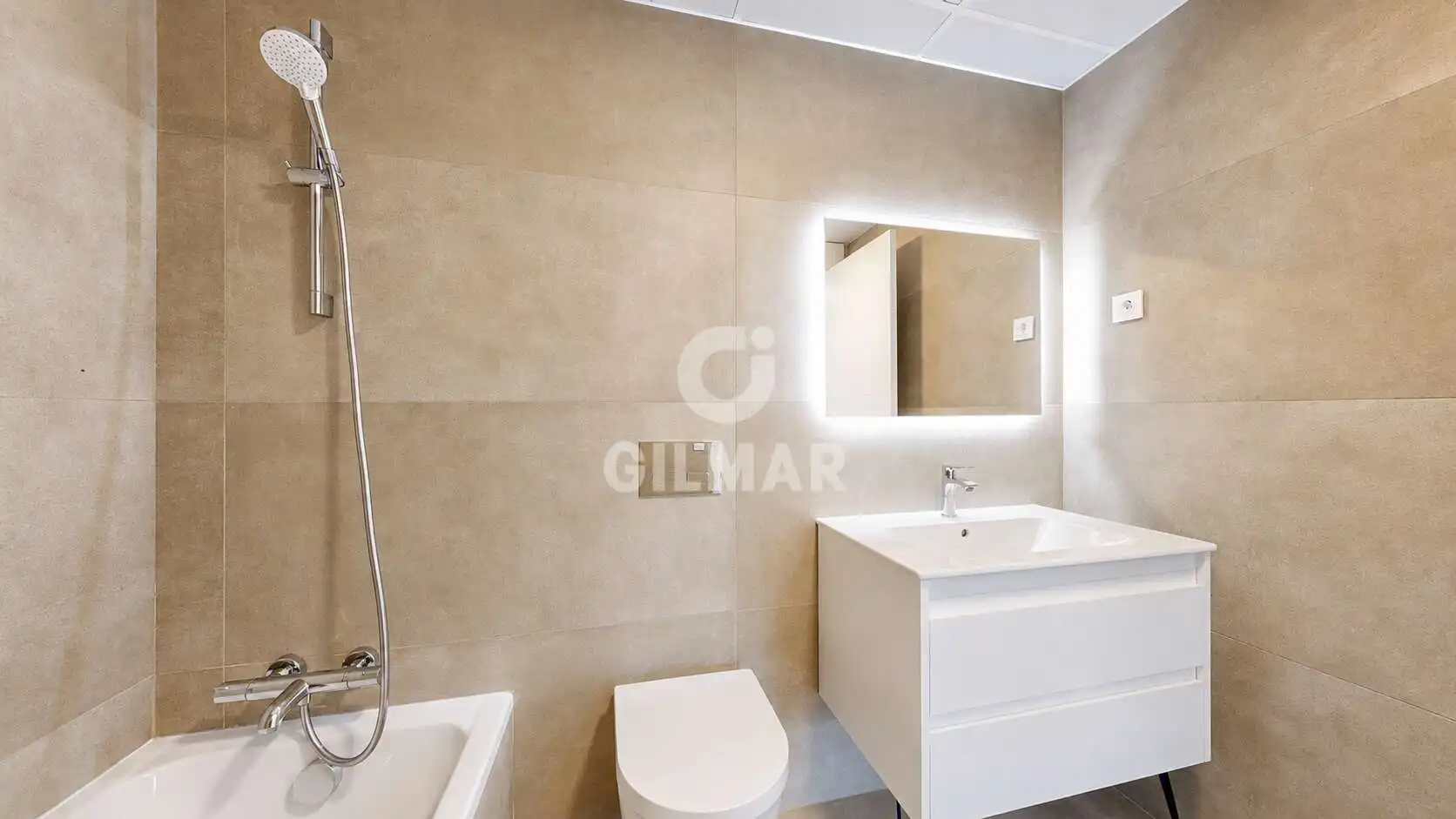 Baño de Piso en venta en Torremolinos con Calefacción, Jardín privado y Trastero