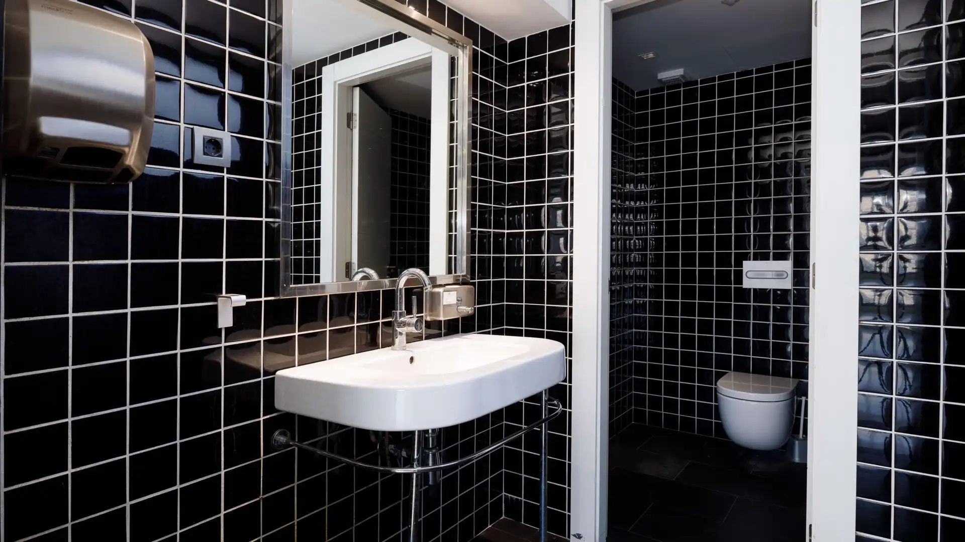 Badezimmer von Büro zur Miete in Barcelona mit Klimaanlage