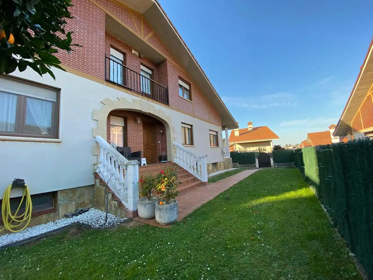 Vista exterior de Casa o chalet en venta en Castro-Urdiales con Calefacción, Jardín privado y Terraza