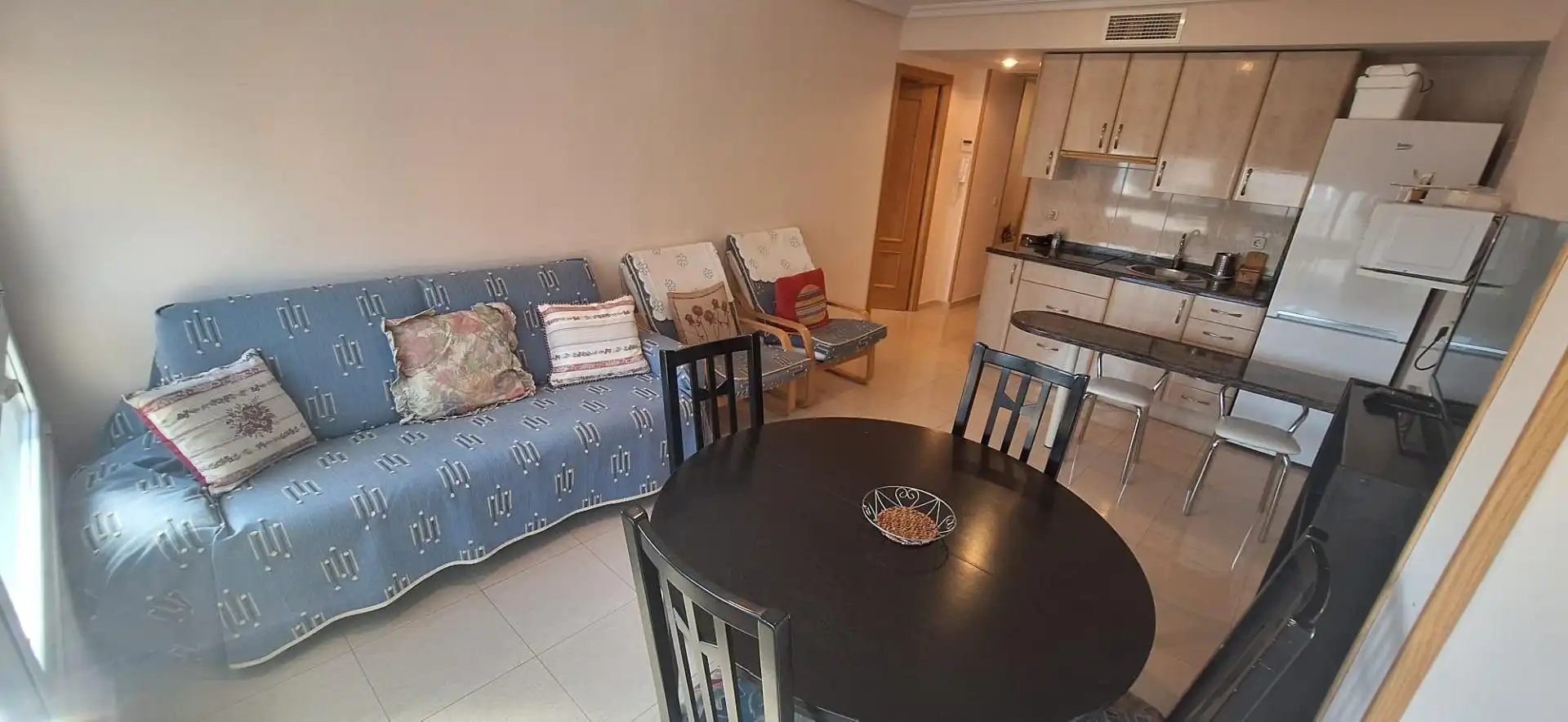 Sala de estar de Apartamento de alquiler en Benidorm con Aire acondicionado, Jardín privado y Amueblado