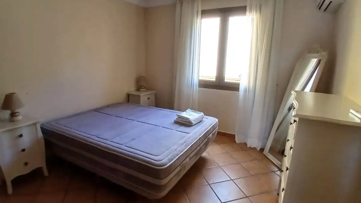 Schlafzimmer von Wohnungen zur Miete in Casares mit Klimaanlage, Heizung und Terrasse