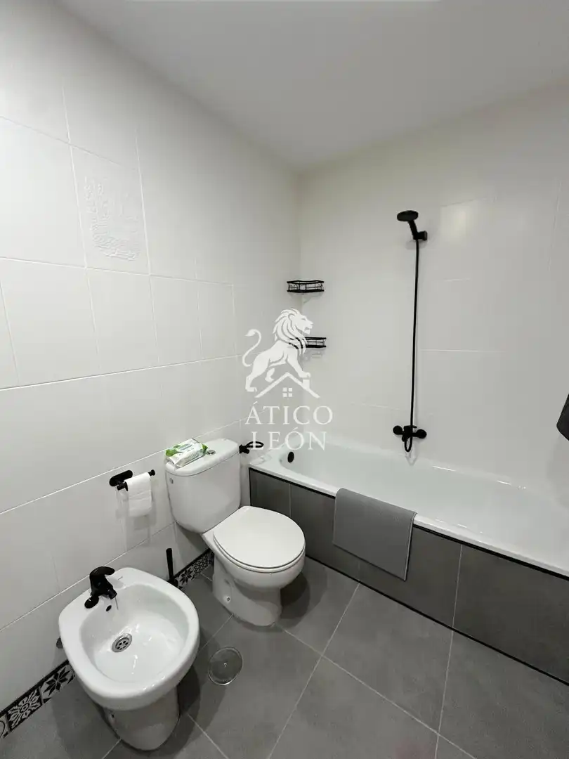 Bany de Apartament en venda en León Capital  amb Calefacció, Terrassa i Traster