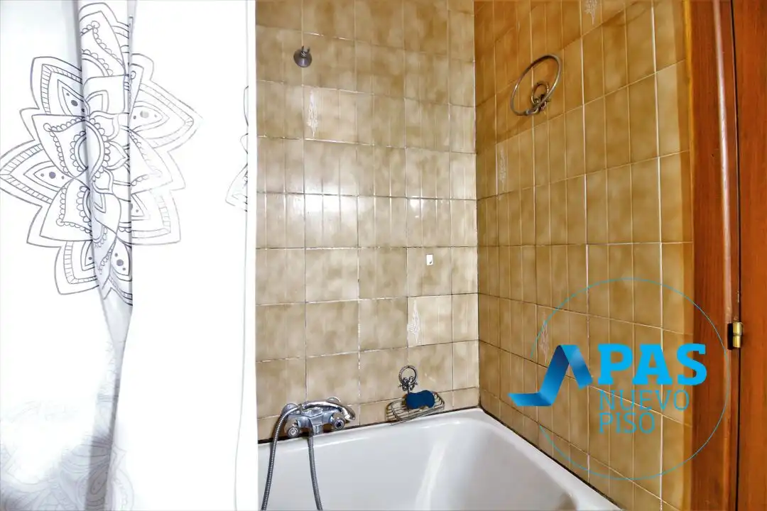Badezimmer von Wohnung zum Verkauf in Santander mit Heizung