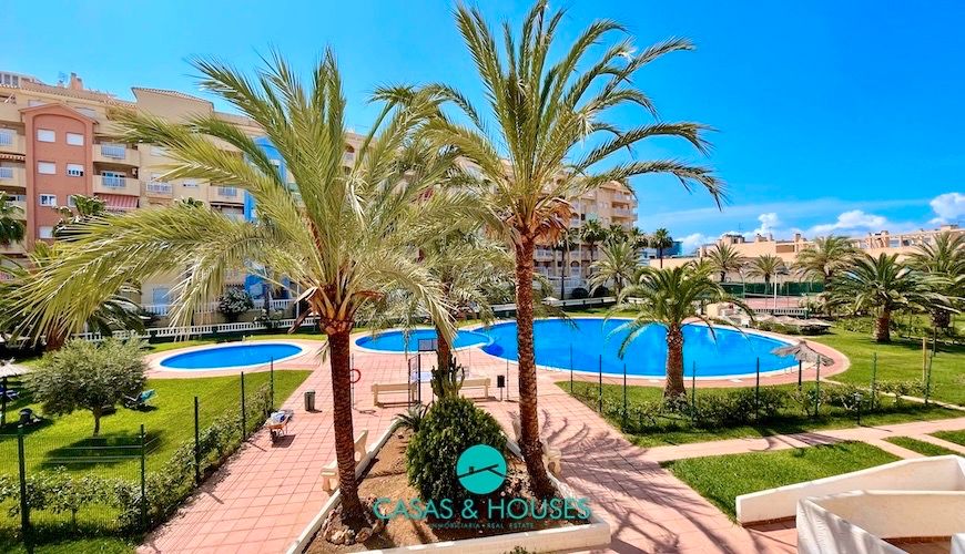 Vista exterior de Apartament en venda en La Manga del Mar Menor amb Terrassa, Moblat i Forn