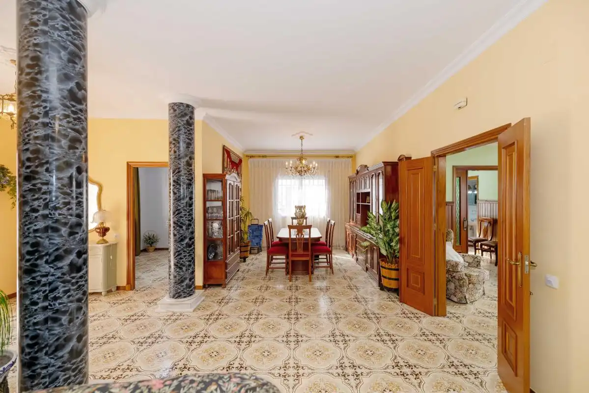 Casa adosada en venda en Dos Hermanas amb Aire condicionat, Calefacció i Jardí privat