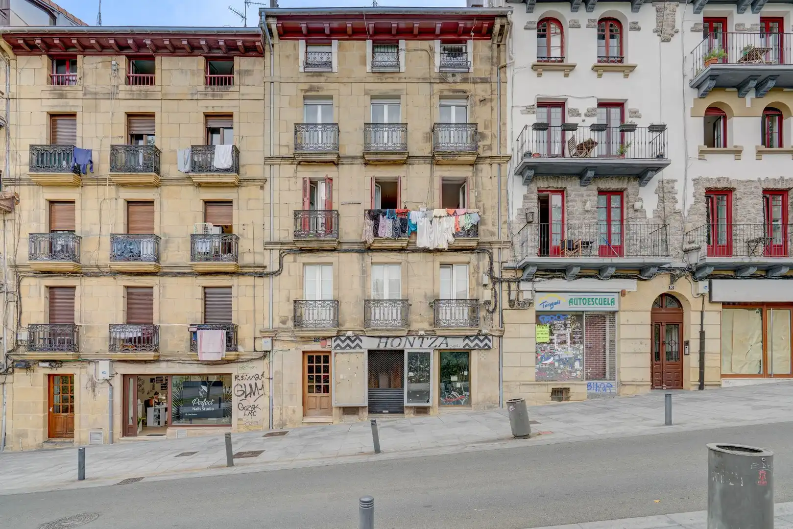 Vista exterior de Pis en venda en Irun  amb Calefacció i Moblat