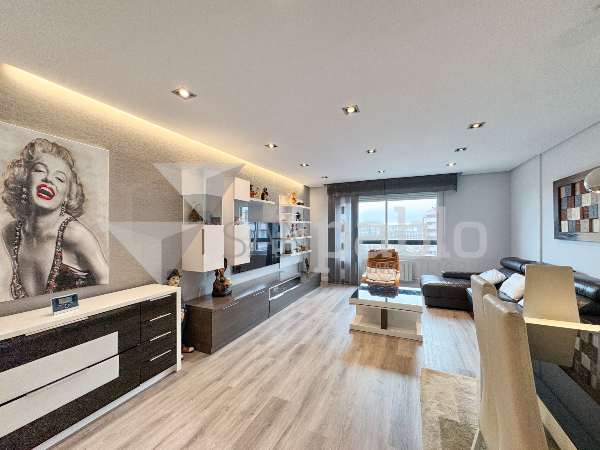 Sala d'estar de Pis en venda en Burgos Capital amb Calefacció, Parquet i Terrassa