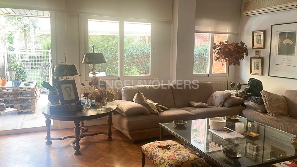 Living room of Apartment for sale in Pozuelo de Alarcón  with Air Conditioner, Heating and Parquet flooring