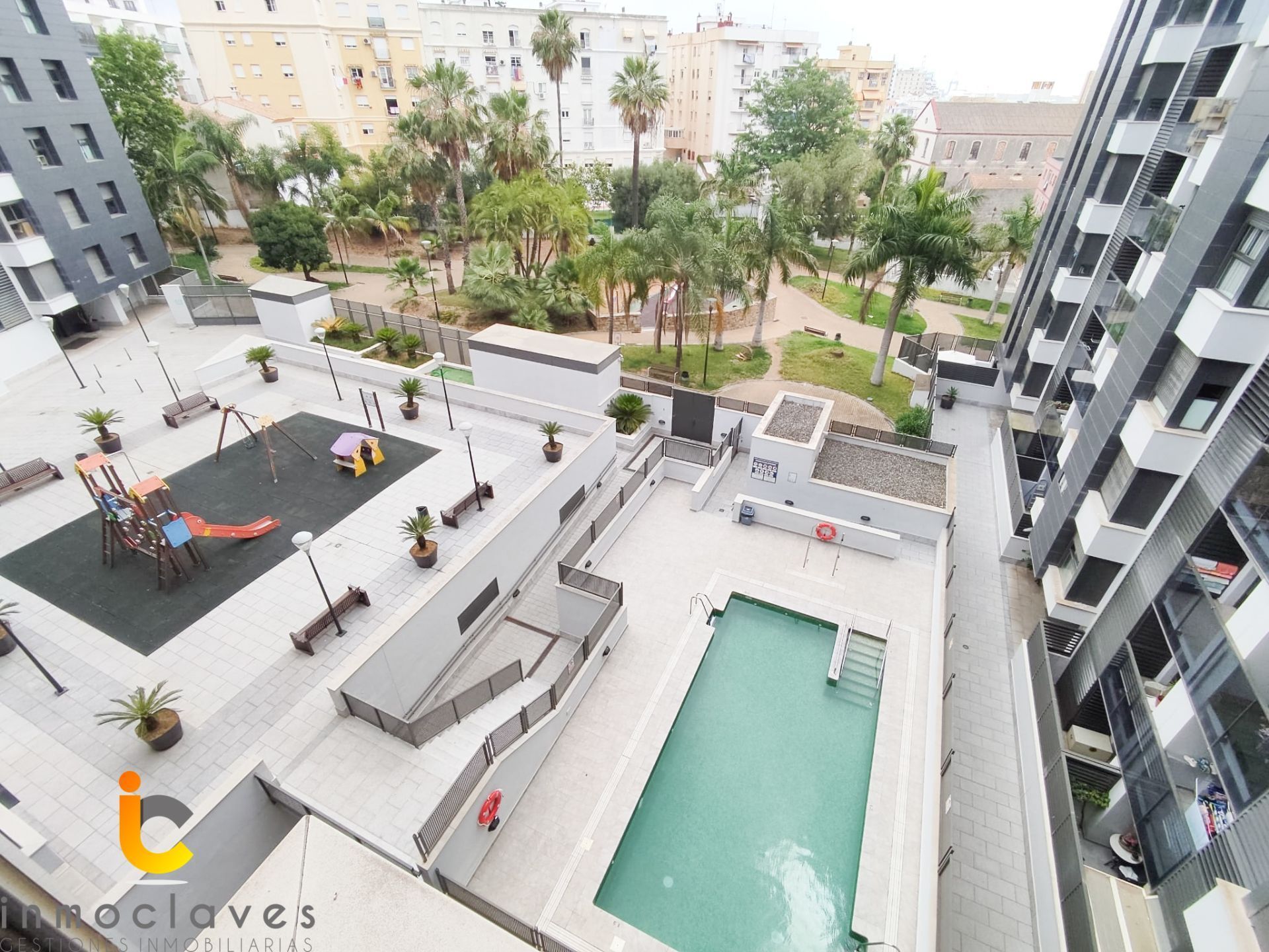 Piscina de Apartament en venda en Algeciras amb Traster i Piscina comunitària