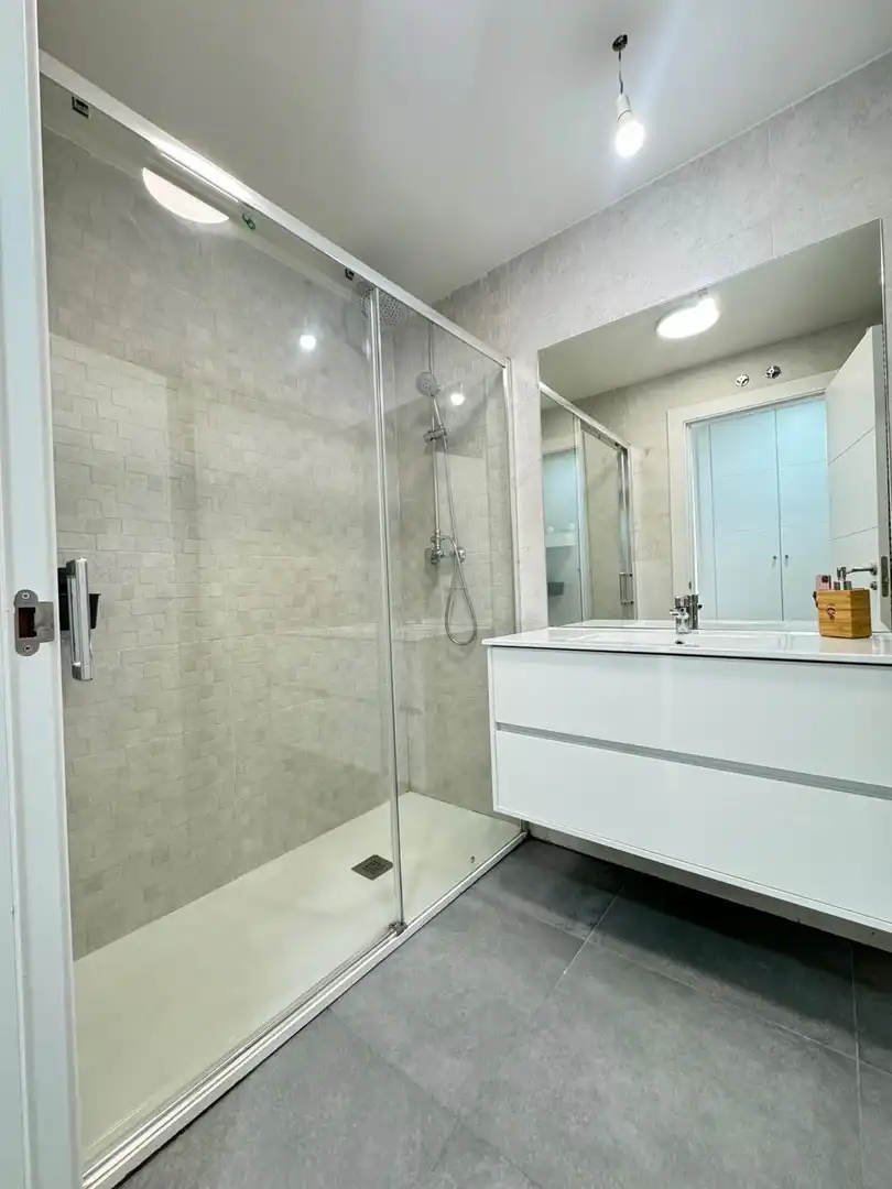 Baño de Piso de alquiler en Segovia con Calefacción, Terraza y Trastero