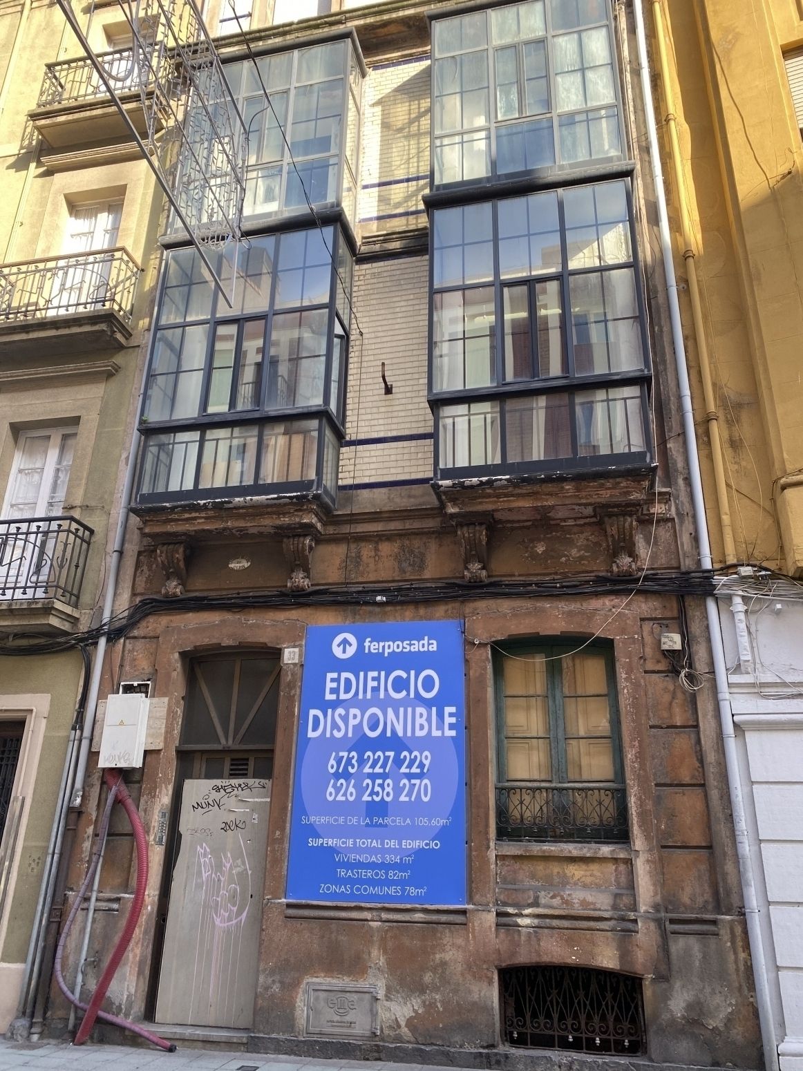 Vista exterior de Edifici en venda en Gijón 