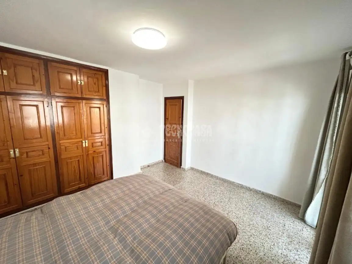 Schlafzimmer von Einfamilien-Reihenhaus zum Verkauf in Fuengirola mit Klimaanlage, Terrasse und Abstellraum