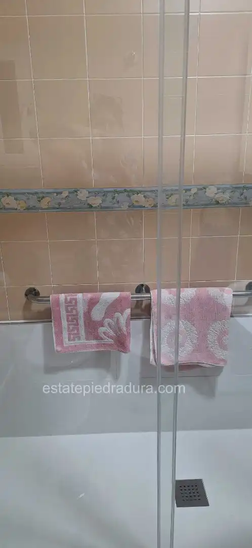 Badezimmer von Wohnung zum Verkauf in Santiago de Compostela  mit Terrasse, Abstellraum und Möbliert