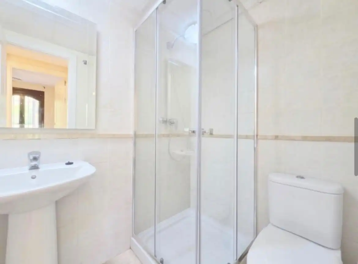 Badezimmer von Wohnung zum Verkauf in Estepona mit Klimaanlage, Terrasse und Möbliert