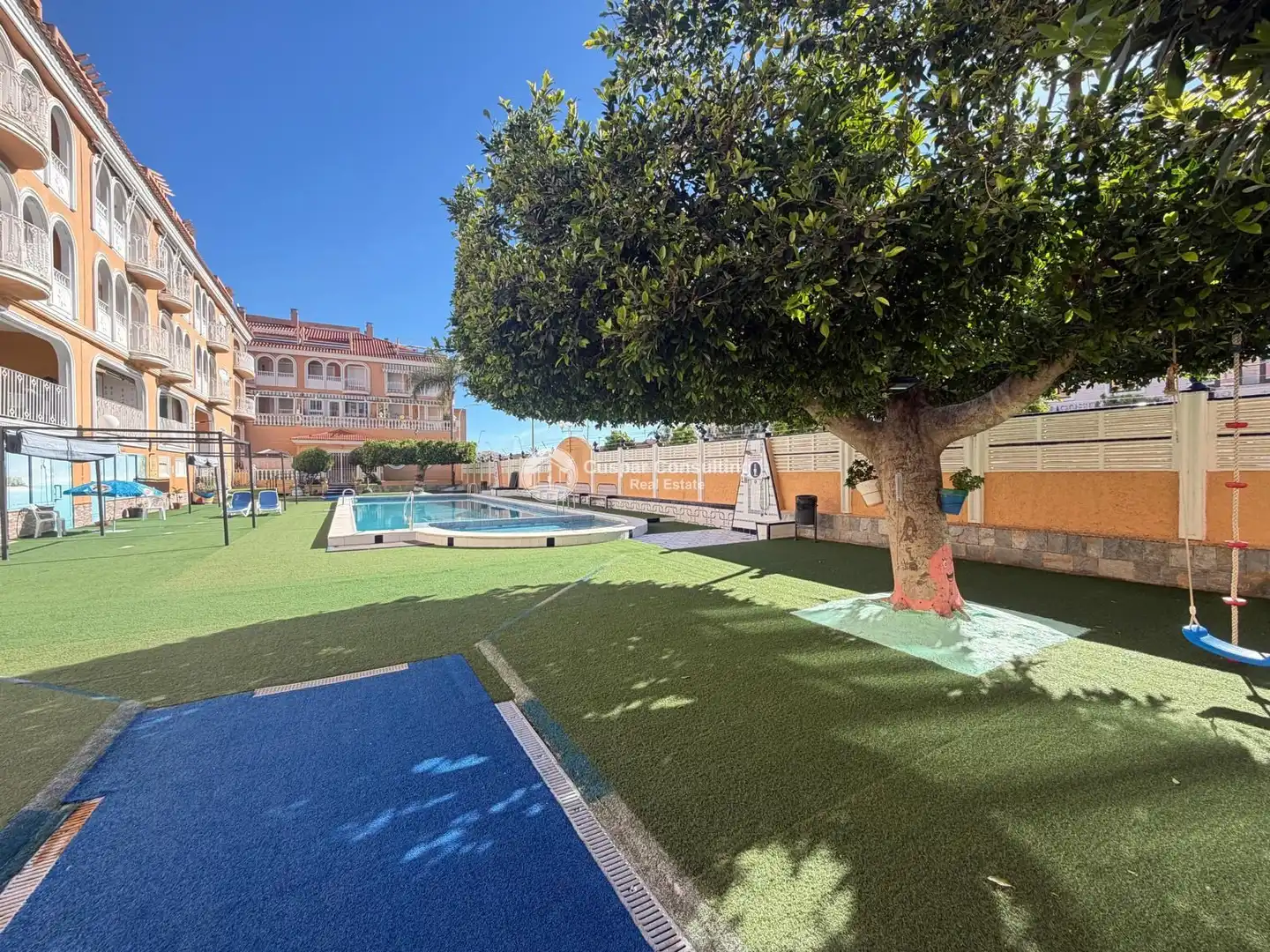 Piscina de Local en venda en Los Alcázares amb Aire condicionat, Terrassa i Moblat