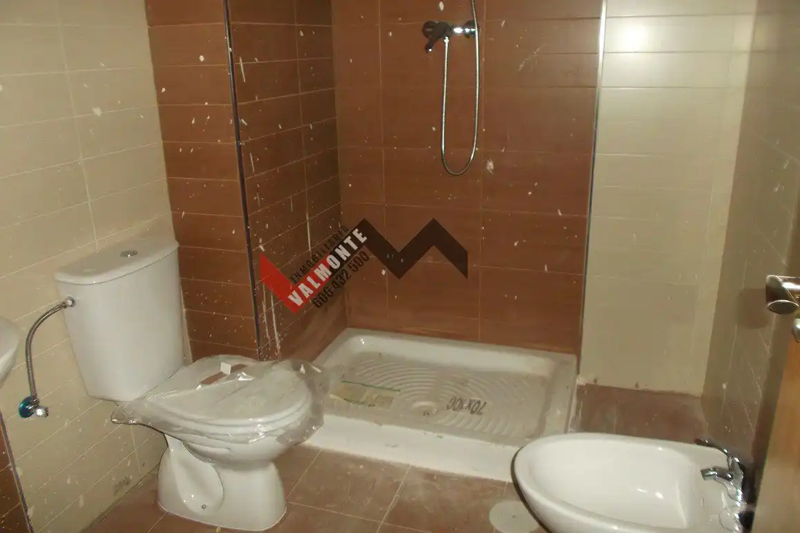 Baño de Casa adosada en venta en El Casar de Escalona con Calefacción y Trastero
