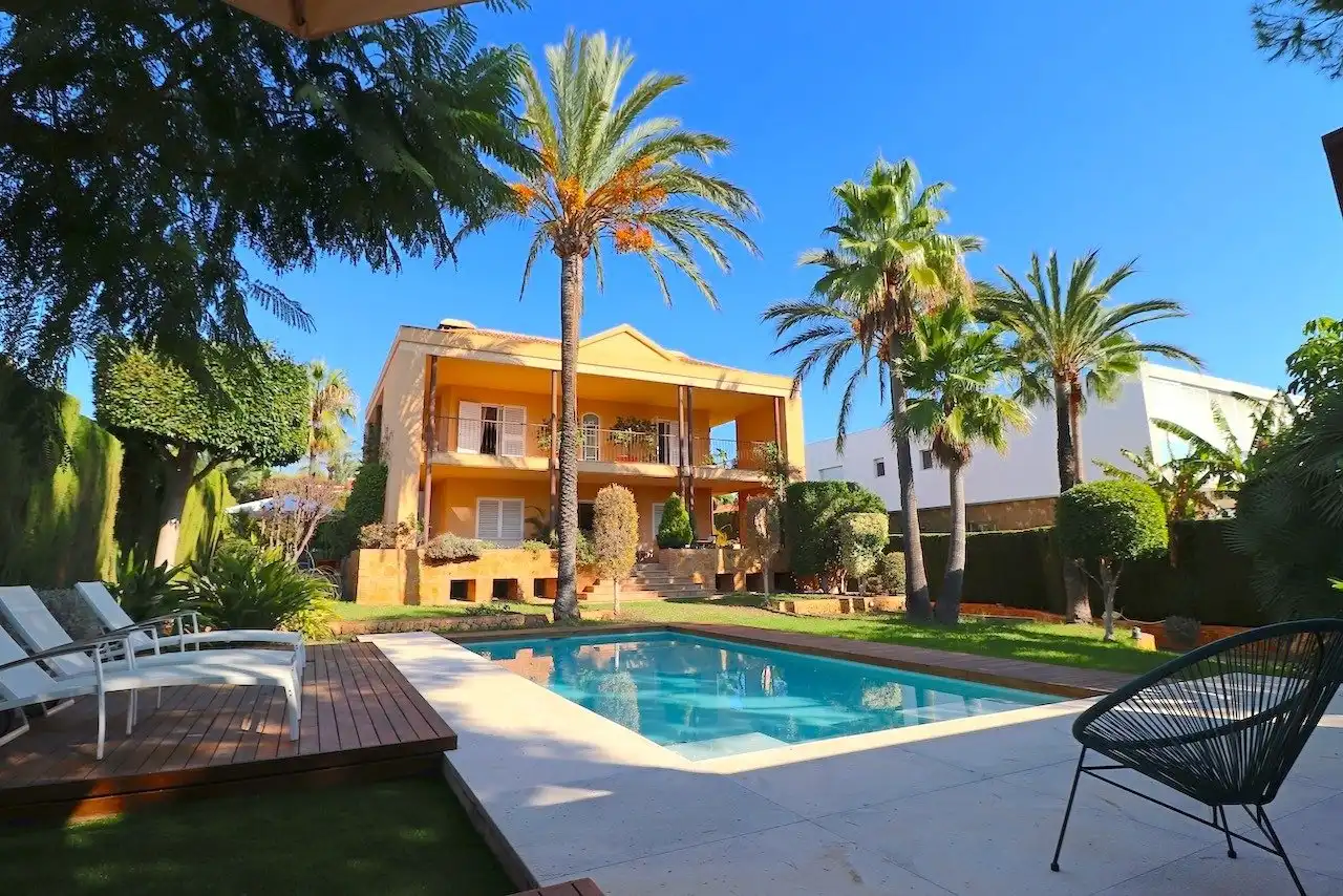Casa amb piscina en venda a Urbanizaciones, imagen 2