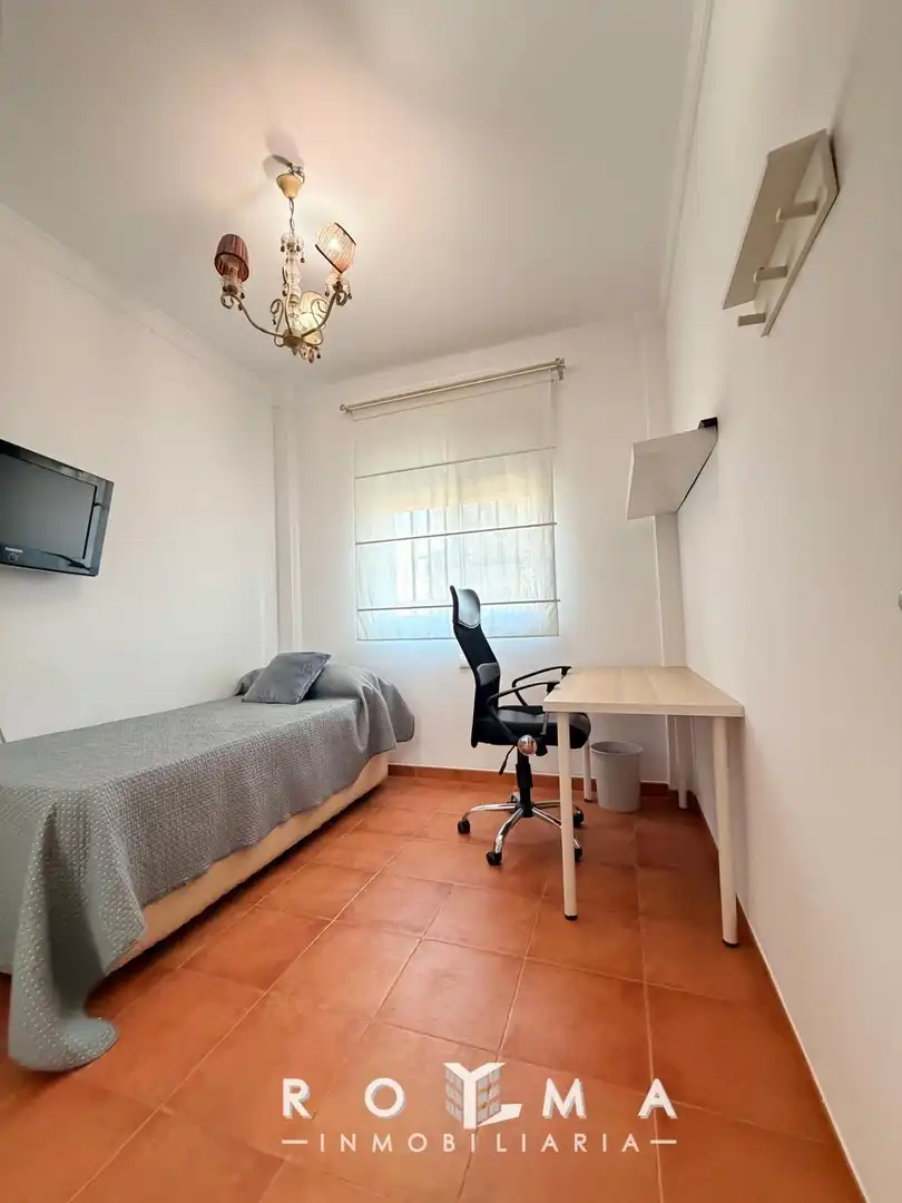 Habitación de Piso de alquiler en Dos Hermanas con Aire acondicionado, Calefacción y Jardín privado