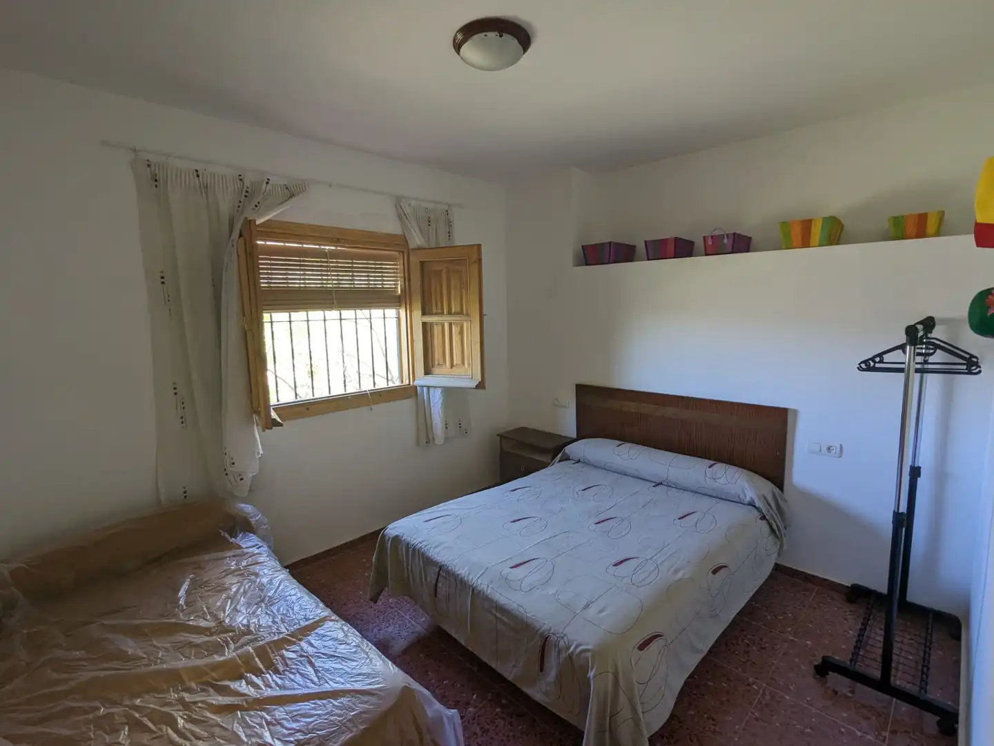 Dormitori de Casa o xalet en venda en Vélez de Benaudalla amb Jardí privat i Moblat