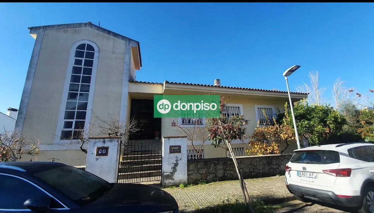 Exterior view of Single-family semi-detached for sale in Cáceres Capital  with Air Conditioner, Heating and Private garden
