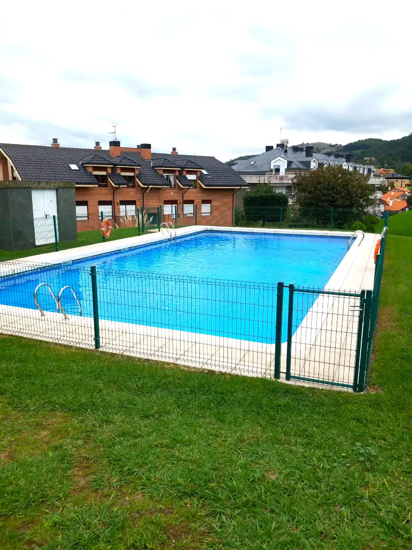 Piscina de Piso en venta en Castro-Urdiales con Calefacción, Jardín privado y Parquet