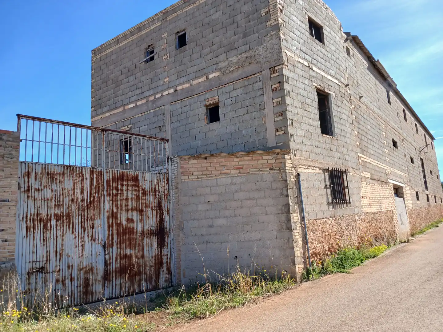 Vista exterior de Terreny en venda en Llaurí