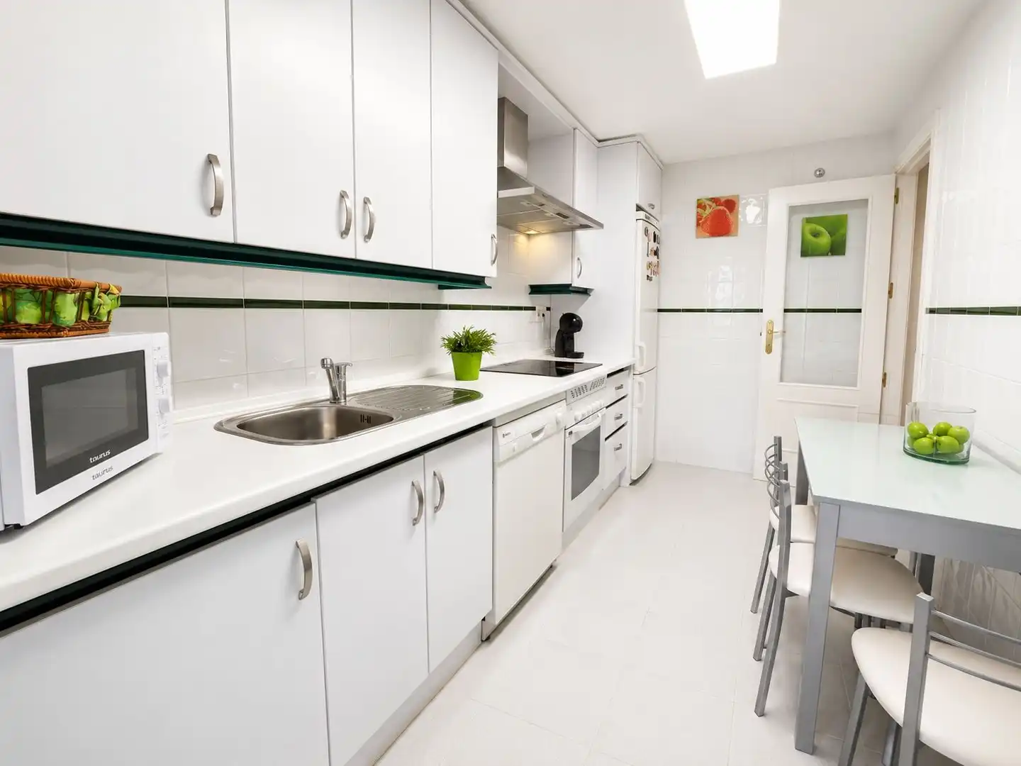 Cuina de Apartament de lloguer en Marbella amb Calefacció, Jardí privat i Piscina comunitària