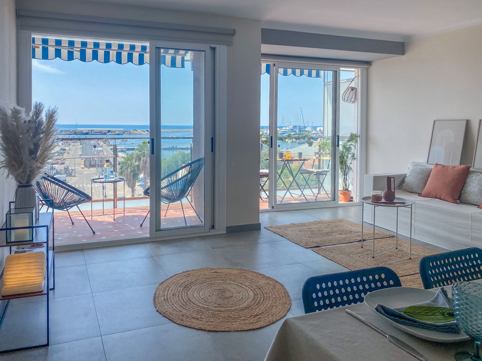 Living room of Flat for sale in Vilanova i la Geltrú  with Air Conditioner, Heating and Oven