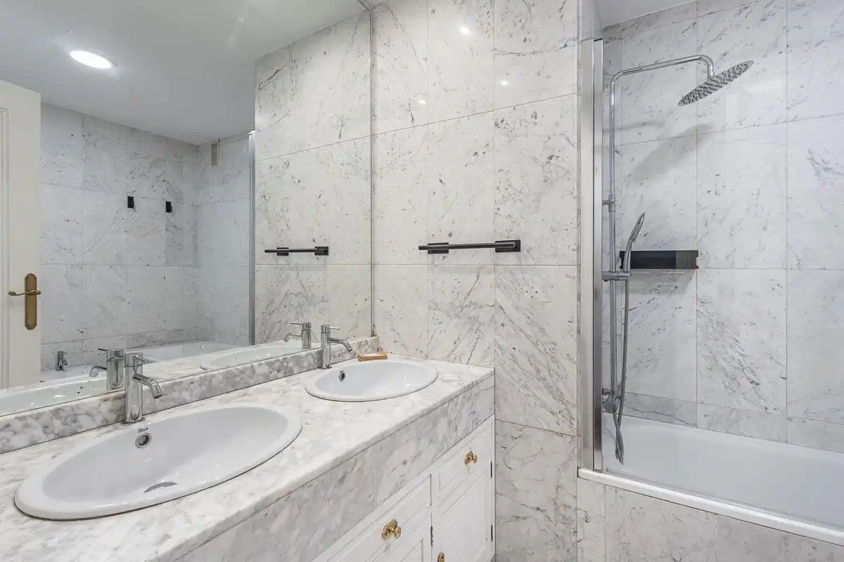 Bathroom of Flat for rent in Granada  with Air Conditioner, Heating and Terrace