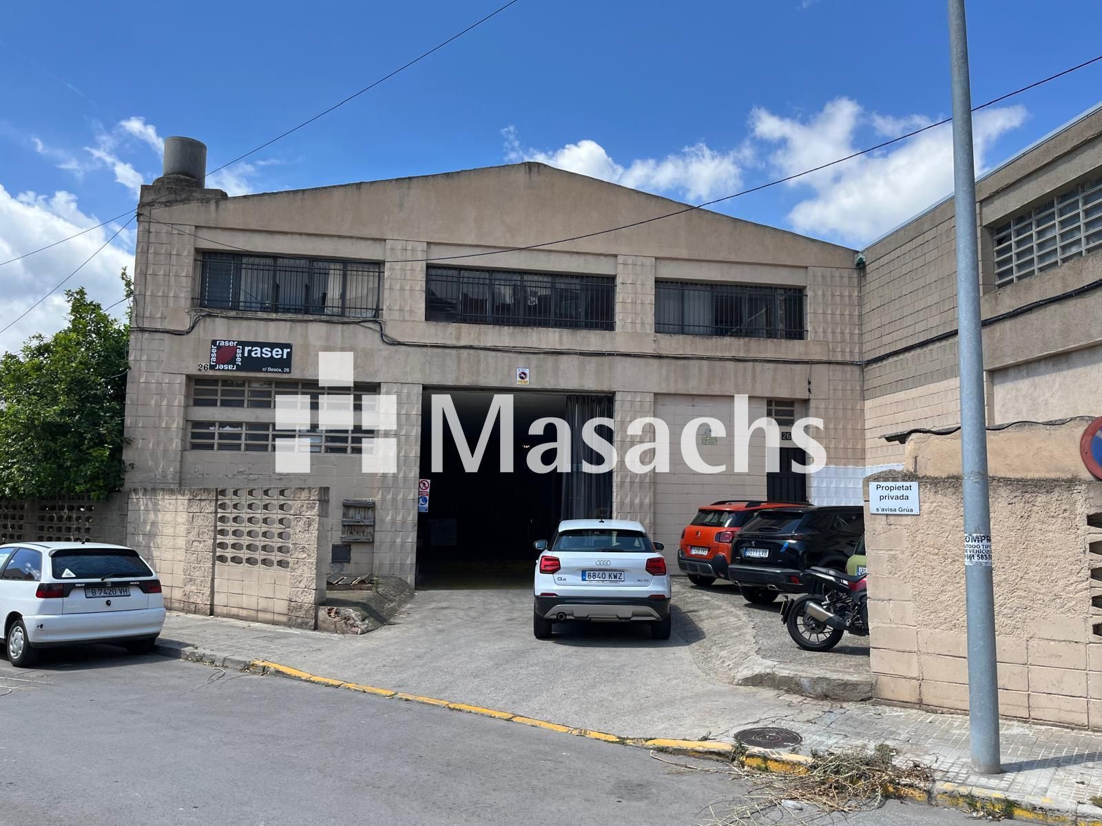 Vista exterior de Nau industrial en venda en Ripollet