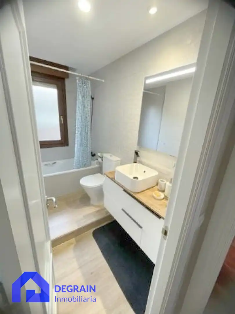 Baño de Ático en venta en Oviedo  con Calefacción, Parquet y Terraza