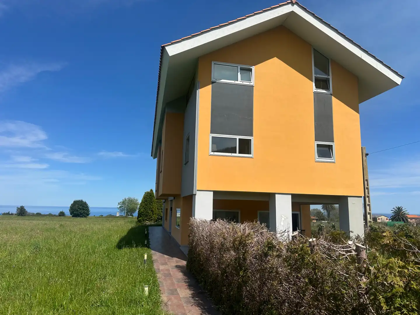 Vista exterior de Casa o xalet en venda en Cudillero amb Calefacció, Jardí privat i Parquet