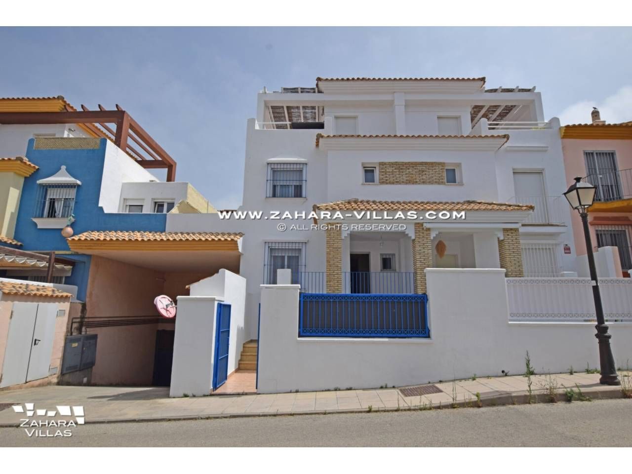 Vista exterior de Casa adosada en venda en Zahara de los Atunes amb Aire condicionat, Terrassa i Piscina comunitària