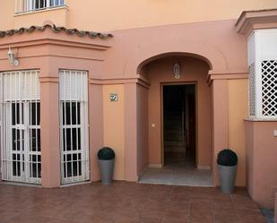 Casa adosada en venda en Tomares amb Aire condicionat, Calefacció i Jardí privat