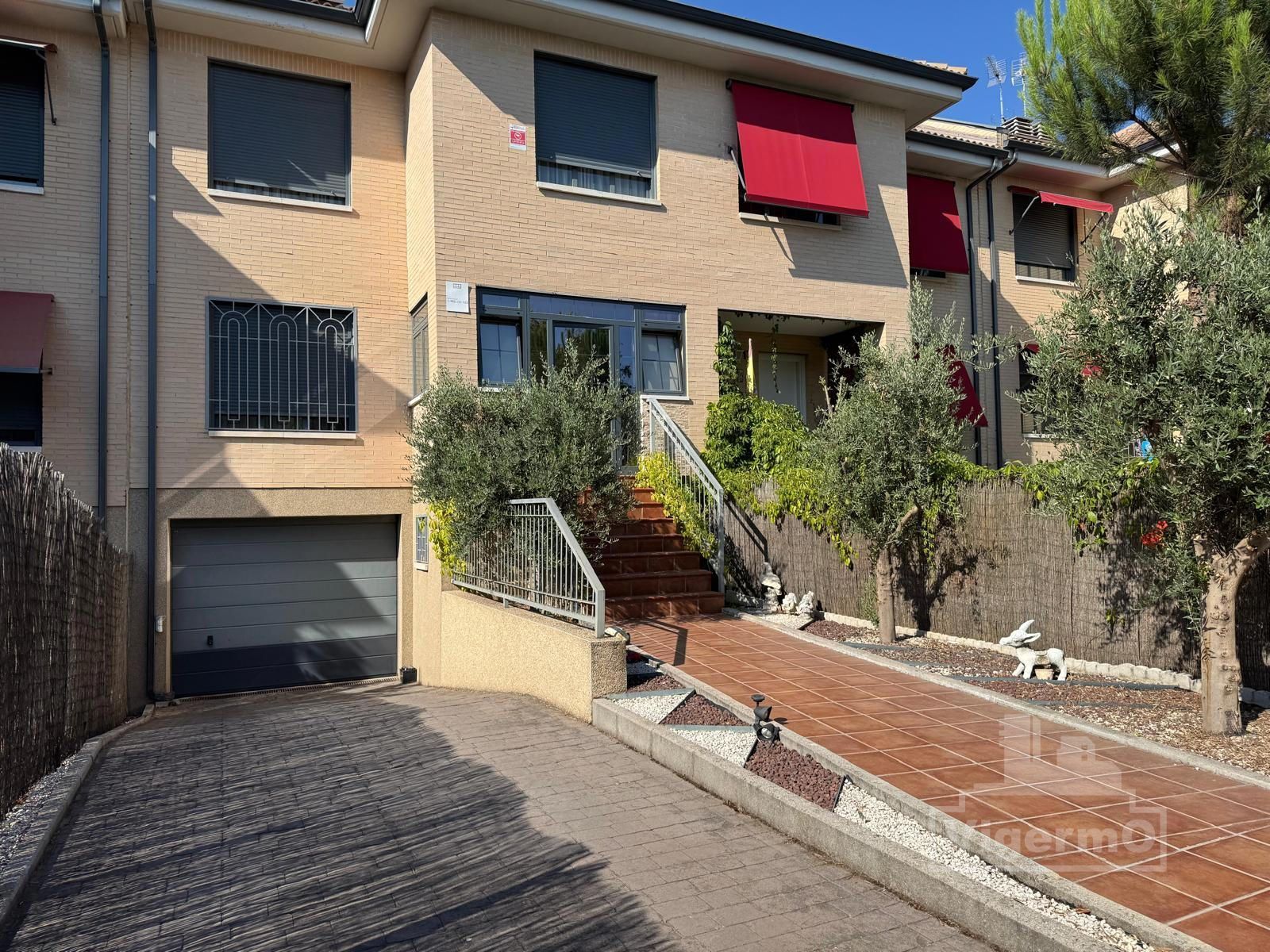 Exterior view of Single-family semi-detached for sale in Torrejón de Ardoz  with Heating, Terrace and Swimming Pool