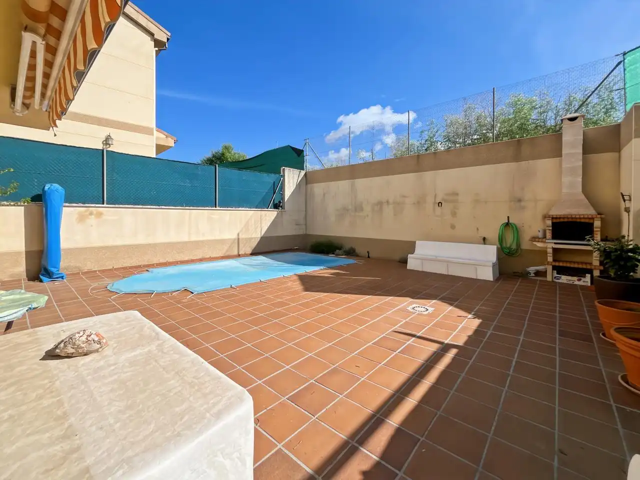 Piscina de Casa adosada en venda en Valdelaguna amb Calefacció, Jardí privat i Terrassa