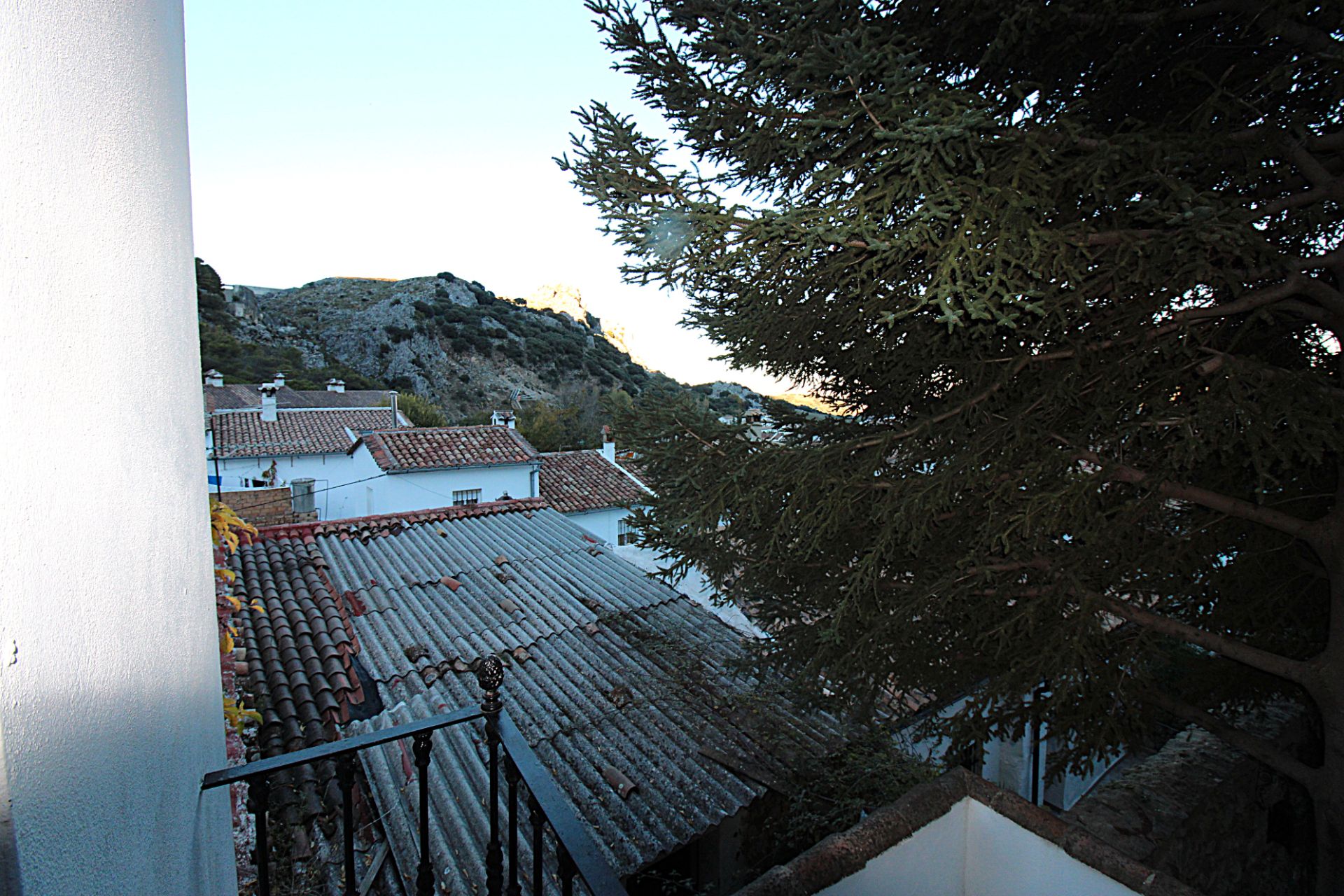 Vista exterior de Casa adosada en venda en Grazalema amb Terrassa, Moblat i Balcó