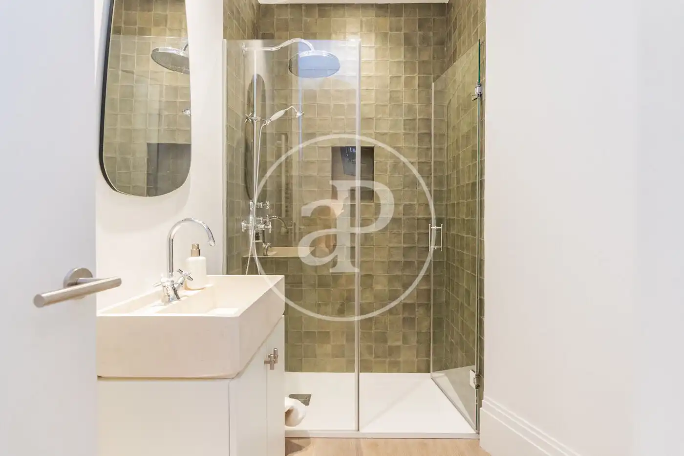 Badezimmer von Wohnung zum Verkauf in Madrid mit Klimaanlage, Heizung und Balkon
