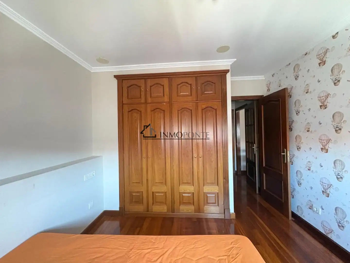 Dormitori de Apartament en venda en Pontevedra Capital  amb Calefacció i Traster