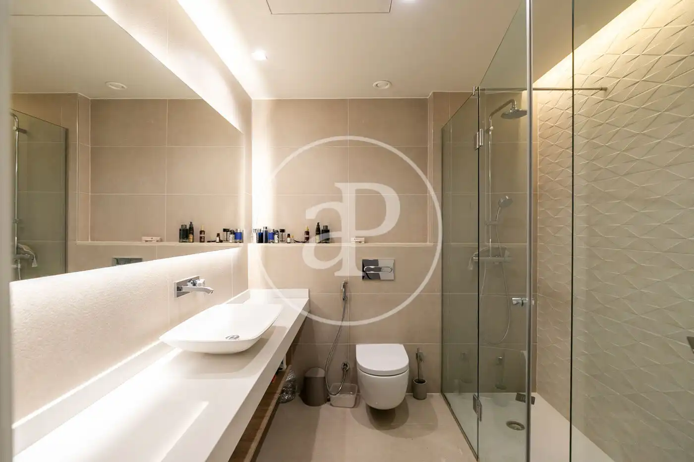 Badezimmer von Wohnung zum Verkauf in Barcelona mit Klimaanlage, Heizung und Möbliert