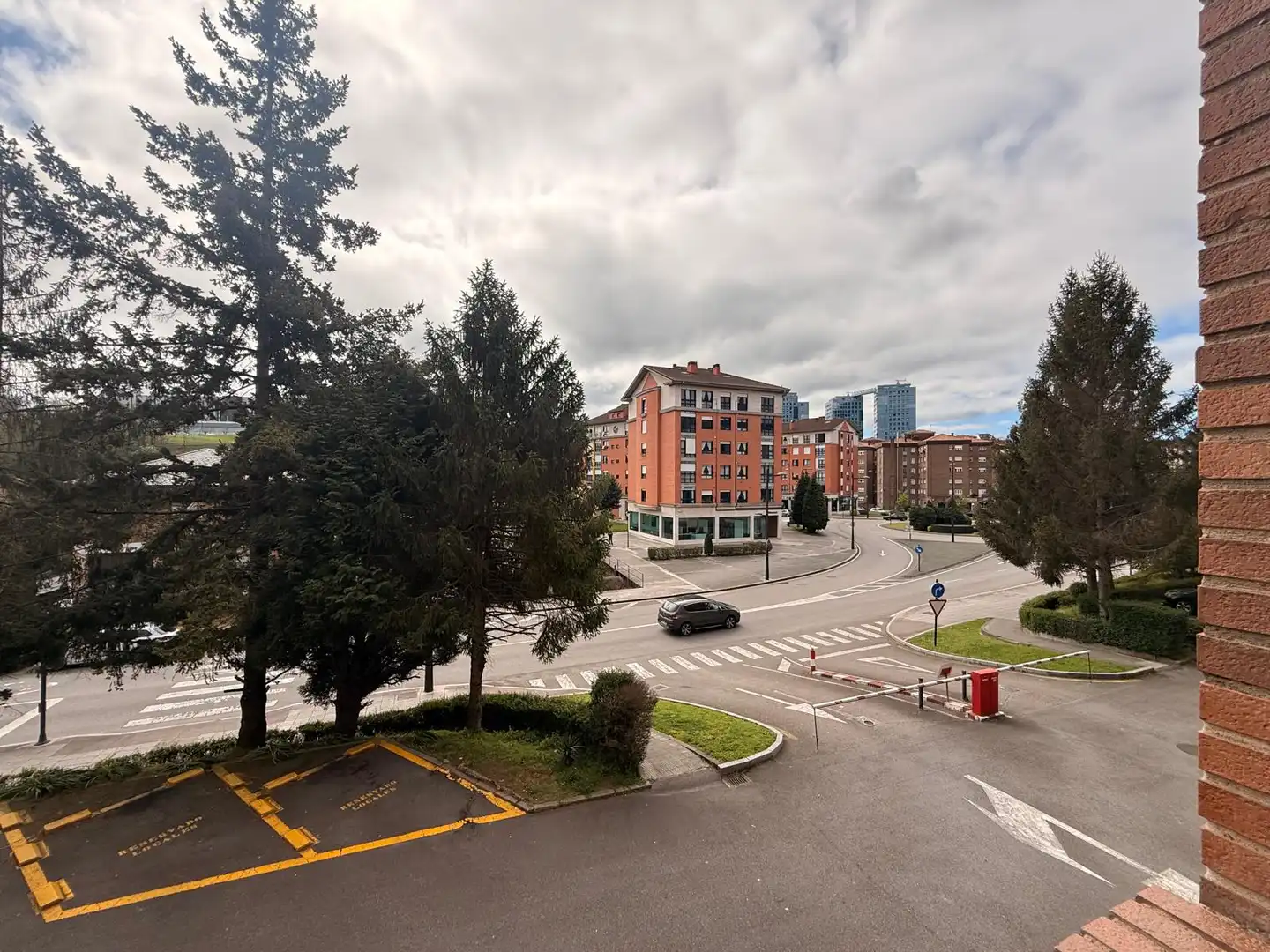 Vista exterior de Piso en venta en Oviedo  con Calefacción y Terraza