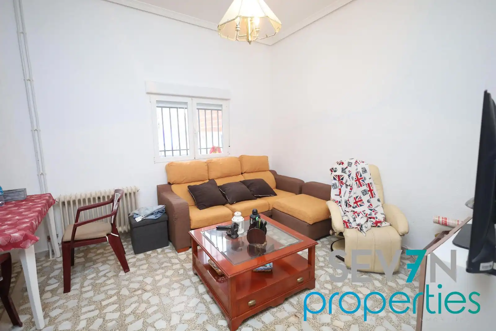 Sala de estar de Casa adosada en venta en Camarena con Aire acondicionado, Calefacción y Jardín privado