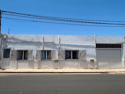 Vista exterior de Casa adosada en venda en Tuineje amb Aire condicionat i Jardí privat