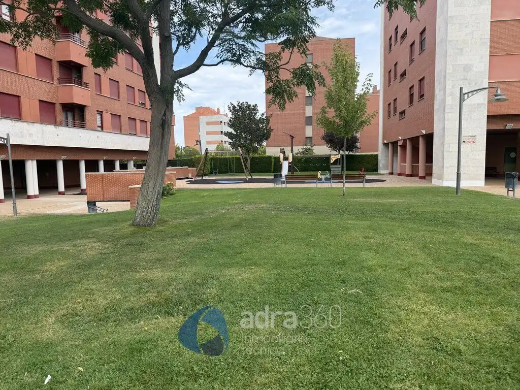 Vista exterior de Pis de lloguer en  Logroño amb Calefacció, Traster i Moblat