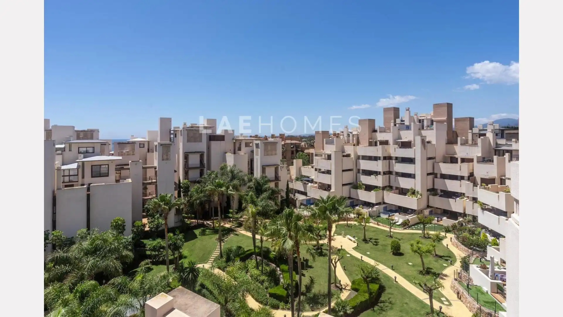 Außenansicht von Dachboden zum Verkauf in Estepona mit Privatgarten, Terrasse und Abstellraum