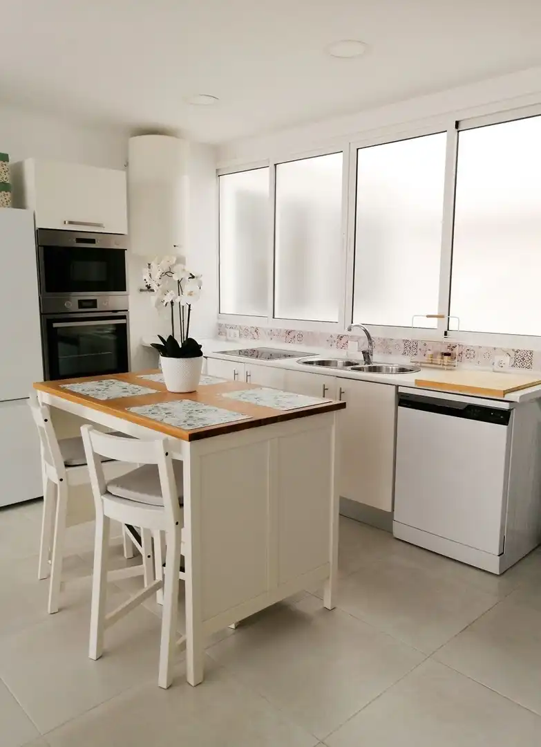 Cuina de Apartament de lloguer en Santa Pola amb Aire condicionat, Calefacció i Terrassa
