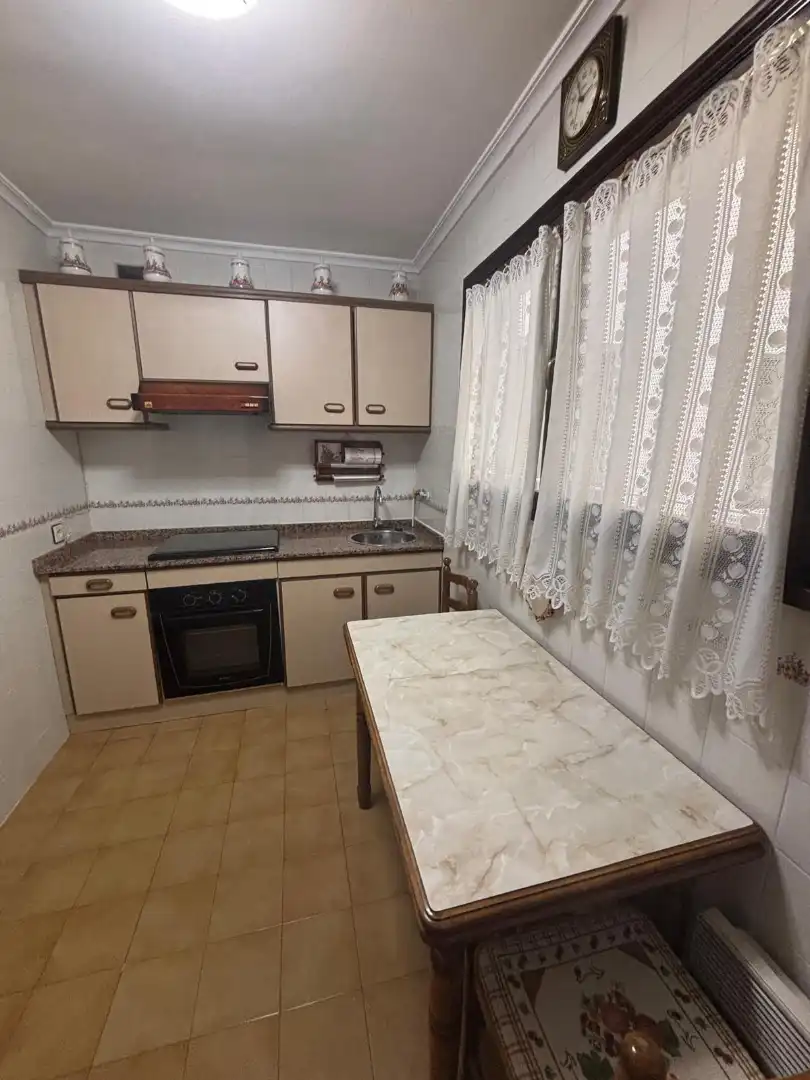 Küche von Wohnung zur Miete in Oviedo  mit Heizung, Parkett und Möbliert
